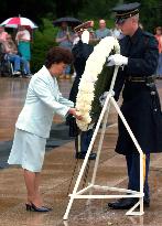 Tanaka offers wreath at Arlington cemetery